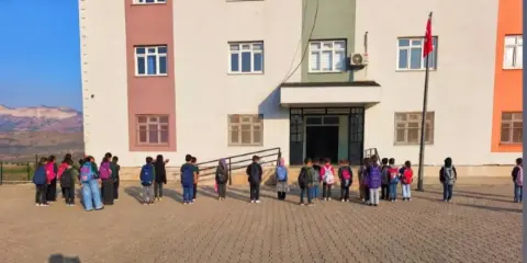 Kumçatı’da Elektrik Kesintileri Eğitimi de Vurdu: Veliler Çocuklarını Okula Göndermiyor