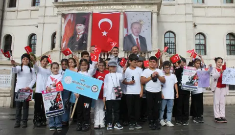 Minik ellerden Cumhuriyet gazetesi!