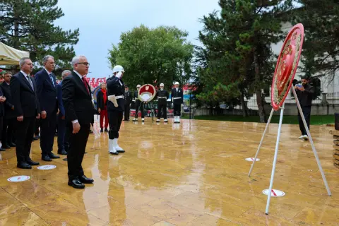 Sivas'ta 29 Ekim Cumhuriyet Bayramı dolayısıyla Atatürk Anıtı'na çelenk sunuldu