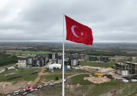 Çerkezköy’ün girişine dev Türk bayrağı