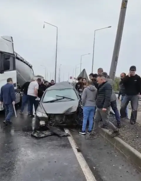 Tekirdağ'da kaldırıma ve direğe çarpan otomobilde sıkışan sürücü yaralandı