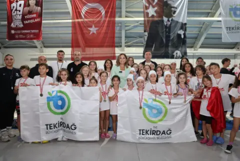 Havuzda Cumhuriyet coşkusu, Çorlu’da şampiyonluk sevinci