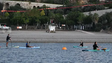 Konyaaltı'nda Deniz Polisi'nden SUP Sporcularına Güvenlik Denetimi