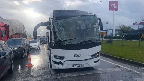 Antalya’da 3 araç birbirine girdi: 4 yaralı