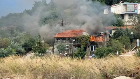 Manavgat’ta köy evi alevlere teslim oldu