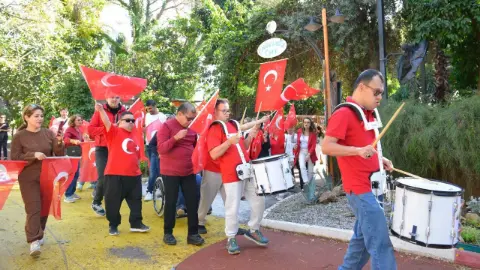 Antalya'da özel bireylerden 29 Ekim’e renkli kutlama