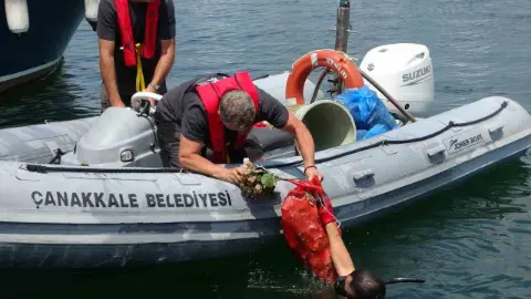 Çanakkale Yat Limanı'nda Çevre Günü'ne özel yüzey ve dip temizliği