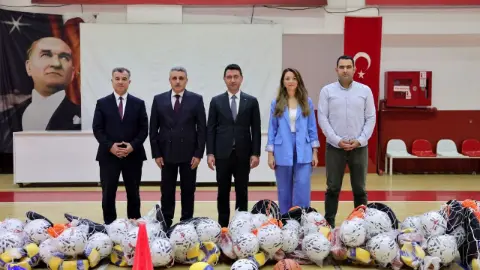 Bayraklı'da 51 Okula 1,5 Milyon Liralık Spor Ekipmanı Desteği