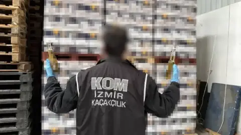 Bornova’da iş yerinde baskın: 21 bin 20 litre kaçak alkol ele geçirildi