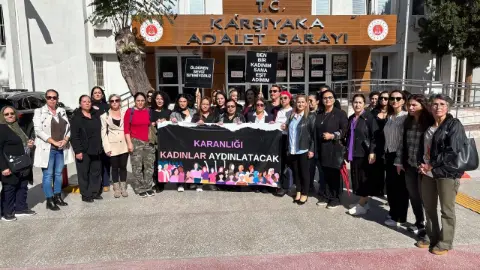 CHP Kadın Kolları Karşıyaka Adliyesi Önünde Şiddete Karşı Ses Verdi