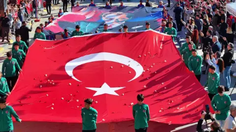 Karabağlar'da Cumhuriyet Bayramı: Okullara müzik enstrümanları