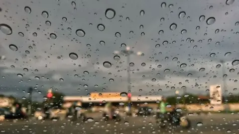 İstanbul'da yağışlı hava geri geliyor: Kuvvetli yağış ve rüzgar uyarısı
