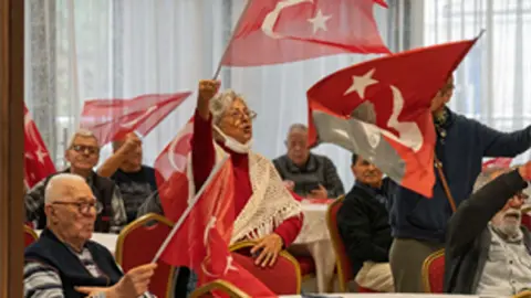 İzmir huzurevinde 29 Ekim balosu: sakinler Cumhuriyeti kutladı