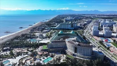 Turizmde dikkat çeken tablo: Gelir arttı, Türkiye'ye gelen ziyaretçi sayısı azaldı