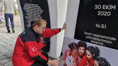 İZAKUT üyelerinden deprem anıtına karanfilli anma