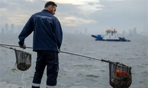 İzmir Körfezi'nde Yağmur Sonrası Dev Atık Temizliği