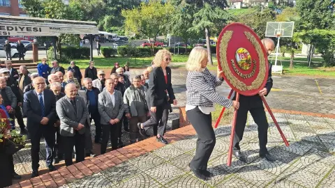 Piraziz Yeni Parti’den Atatürk Anıtı’na çelenk