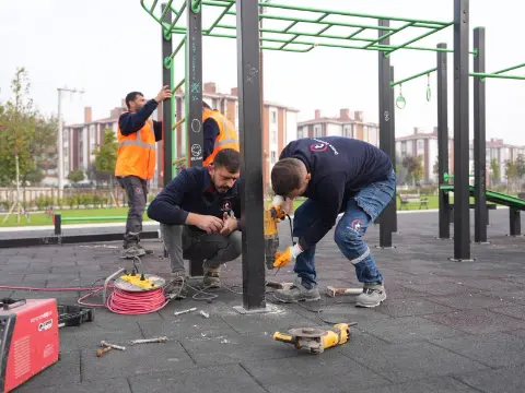Düzce'de 23 Nisan Parkı yenileniyor! Oyun alanları ve korkuluklarda çalışma
