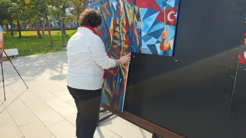 Düzce'de 24 öğrenci, 24 tuvalle Cumhuriyet'in resmini yaptı