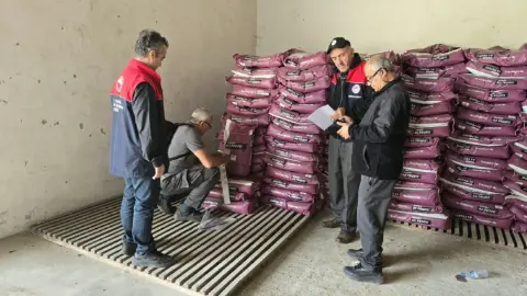 Düzce'de Gübrelerden Numune Alındı, Ambalajlar UV Işığıyla İncelendi