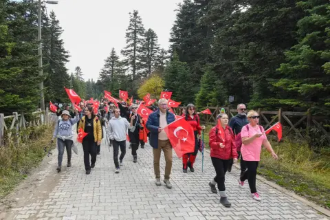 Uludağ’da Cumhuriyet coşkusu: Osmangazi’nin zirve yürüyüşü
