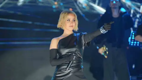 Derya Uluğ İzmir Gündoğdu konserinde binleri coşturdu