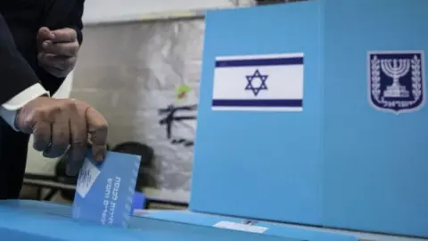 İsrail seçimleri: Son anketler ne Netanyahu blokunu ne muhalefeti çoğunluğa taşıyor