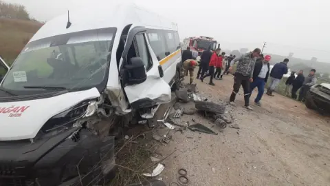 Bursa'dan yola çıkan araç işçi servisiyle kafa kafaya çarpıştı! 10 yaralı