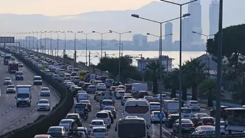 İzmir'de sabah trafiği: Karşıyaka ve Çiğli yönlerinde yoğunluk