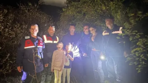 Aydın'da ormanda kaybolan 4 kişilik aile jandarmaca kurtarıldı