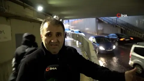 Pendik’te alt geçidi su bastı, sürücü ve kızı mahsur kaldı
