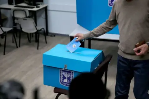 İsrail'de seçim yarışı kızışıyor: Gözler askerlerin oylarında, Netanyahu bloku çoğunluğun gerisinde