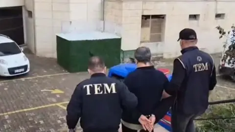 Atatürk’e ve Türk bayrağına hakaret eden öğretmen tutuklandı