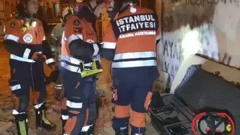Beyoğlu'nda 5 katlı metruk bina çöktü — enkazda kimse yok