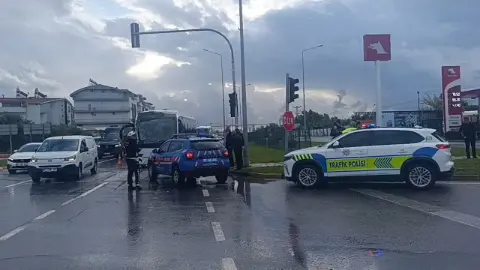 Manavgat'ta zincirleme kaza: Otel servisi kamyona çarptı, 4 yaralı