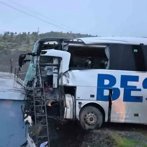 Şırnak’ta Yolcu Otobüsü ile Tır Çarpıştı: 15 Yaralı