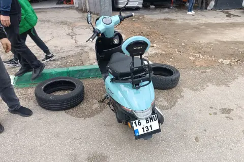 Bursa'da motosiklet yayaya çarptı: İkisi metrelerce sürüklendi