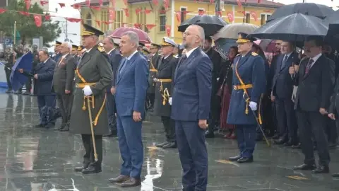 İzmir Esnafından Cumhuriyetin 103. Yılında Atatürk Anıtı'na Çelenk Sunumu