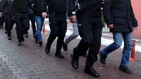 İzmir Karşıyaka ve Bergama’da uyuşturucu baskını: 3 şüpheli tutuklandı
