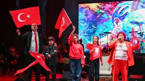 Selda Bağcan Bornova konseriyle 29 Ekim coşkusunu zirveye taşıdı