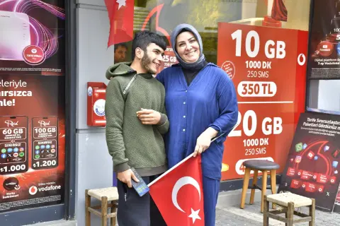 Bursa Yenişehir'de özel gereksinimli bireyler esnafa 29 Ekim'de bayrak dağıttı