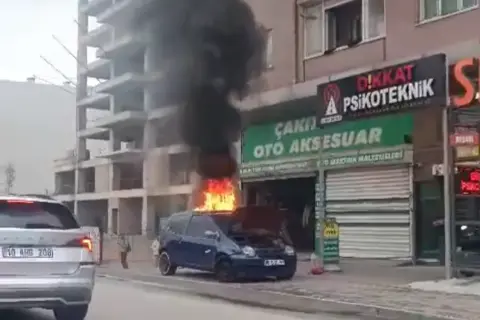 Bursa’da park halindeki otomobil alevlere teslim oldu