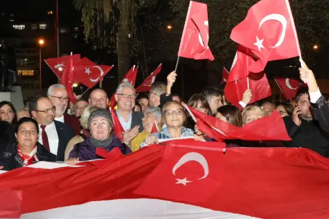 Mudanya'da 29 Ekim kutlamaları: Yağmur altında Cumhuriyet Valsi
