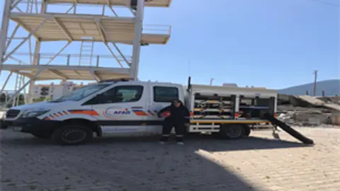23 saat oğlunu enkazda bekledi: İzmirli anne şimdi umut oluyor