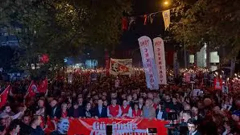 Özgür Özel: Bağdat Caddesi'nde cumhuriyet vurgusu ve uyarı