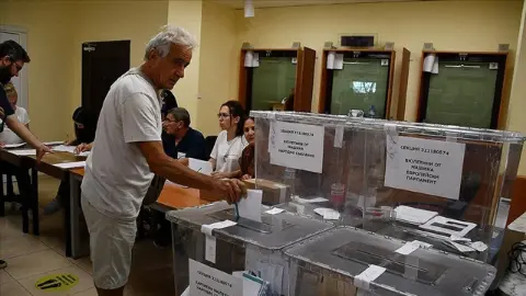 Bulgaristan’da vatandaşlar cumhurbaşkanı seçiminin ikinci turu için yarın sandık başına gidecek