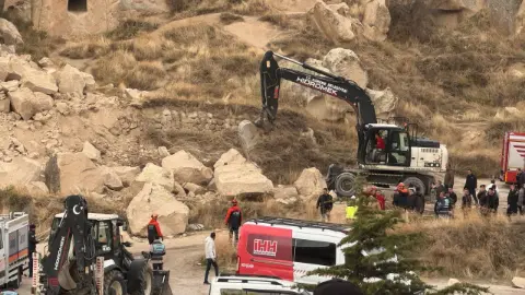 Kapadokya’da peribacası çöktü: Yaralılar var