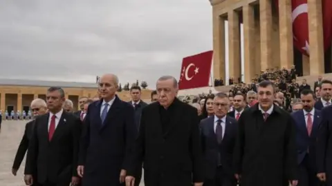 Cumhurbaşkanı Erdoğan ve devlet erkanı Anıtkabir'i ziyaret etti