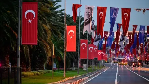 Vatan Caddesi'ndeki 29 Ekim Kortej geçişi, yağış nedeniyle ileri bir tarihe ertelendi