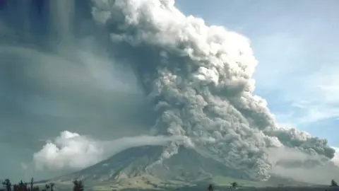 Filipinler’deki Mayon Yanardağı’nda patlama yaşandı